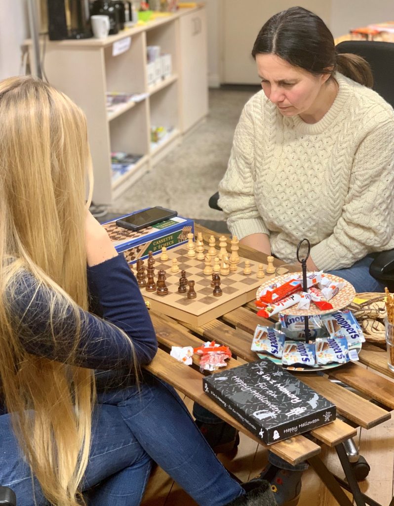 2 Frauen spielen Schach